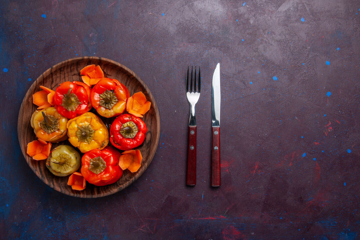 肉顶视图煮熟的甜椒与肉末在深灰色的背景餐内肉类蔬菜烹饪地面生的背景
