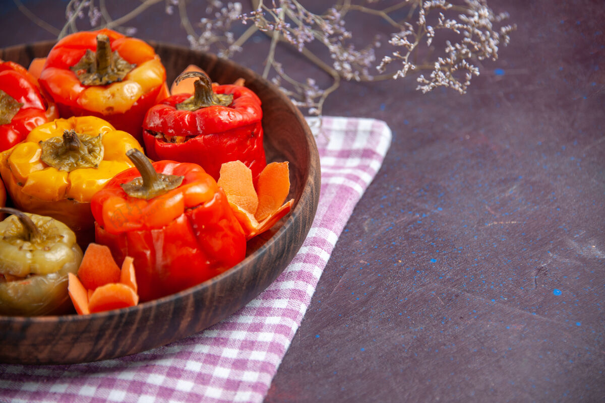 烹饪前面近距离看熟甜椒与肉末灰面食品牛肉多尔玛蔬菜生的蔬菜观赏