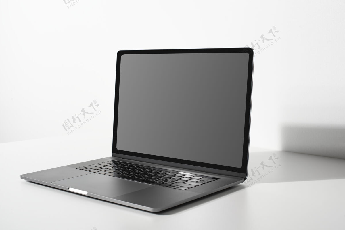 简单白色桌面上有黑屏的笔记本电脑社交网络笔记本电脑在线