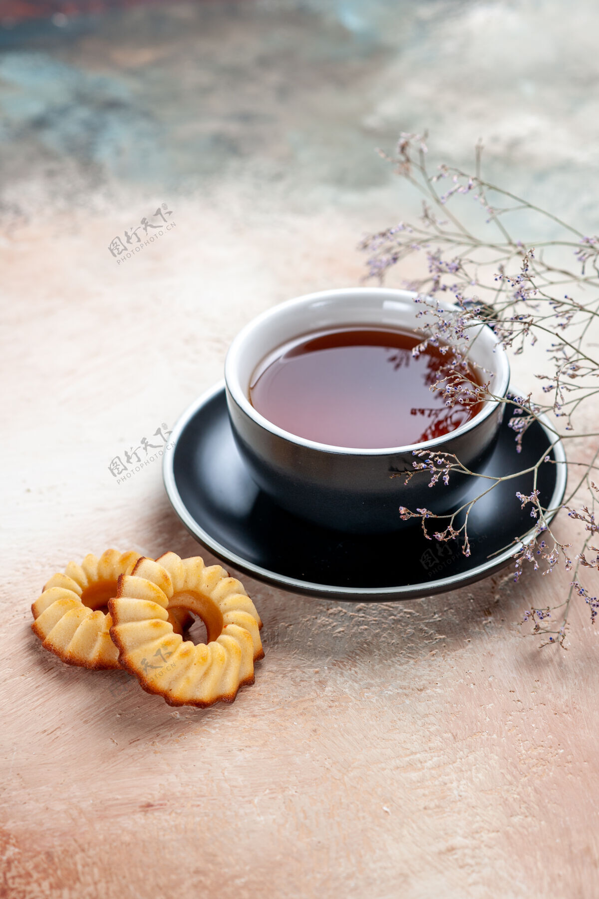 早餐侧视一杯红茶一杯茶饼树枝茶碟曲奇早晨