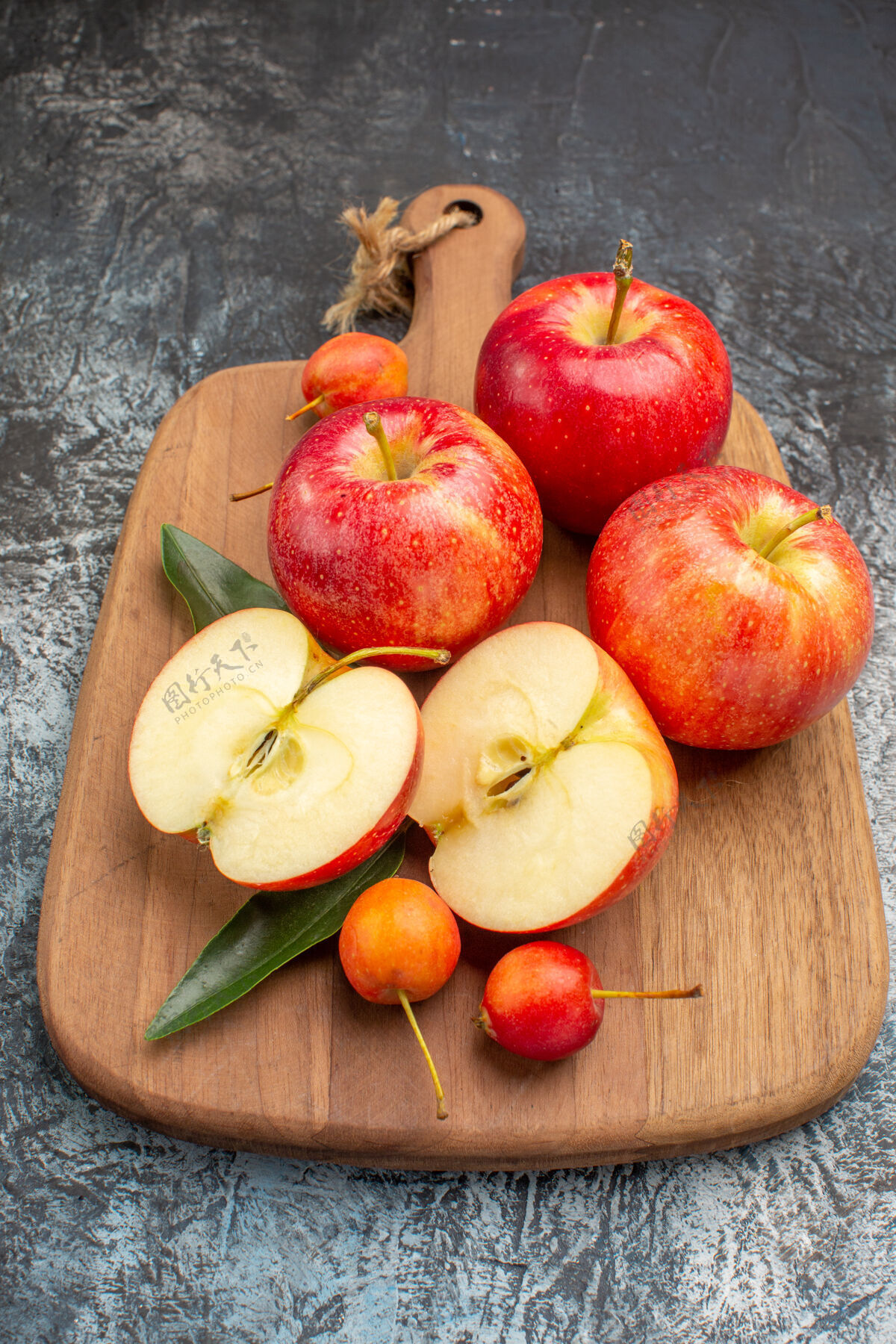 苹果侧面特写苹果砧板上开胃的红苹果成熟切多汁