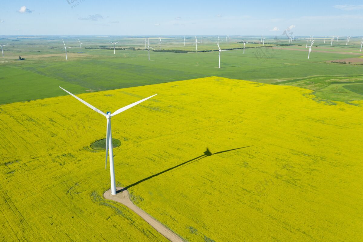 环境白天在大范围内拍摄风力发电机高空中土地