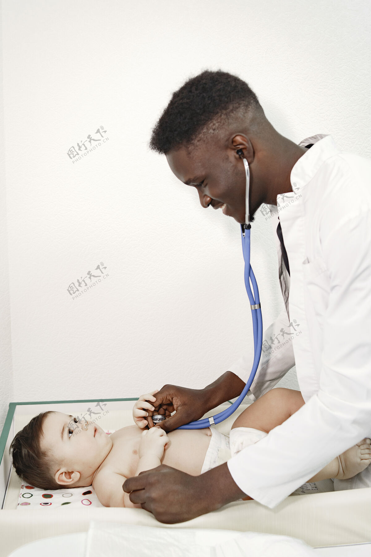 护士黑人医生穿尿布的婴儿带听诊器的非洲人从业者诊断检查