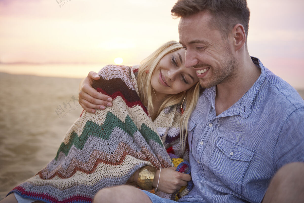 年轻特写年轻朋友在沙滩上玩得开心乐趣朋友女人