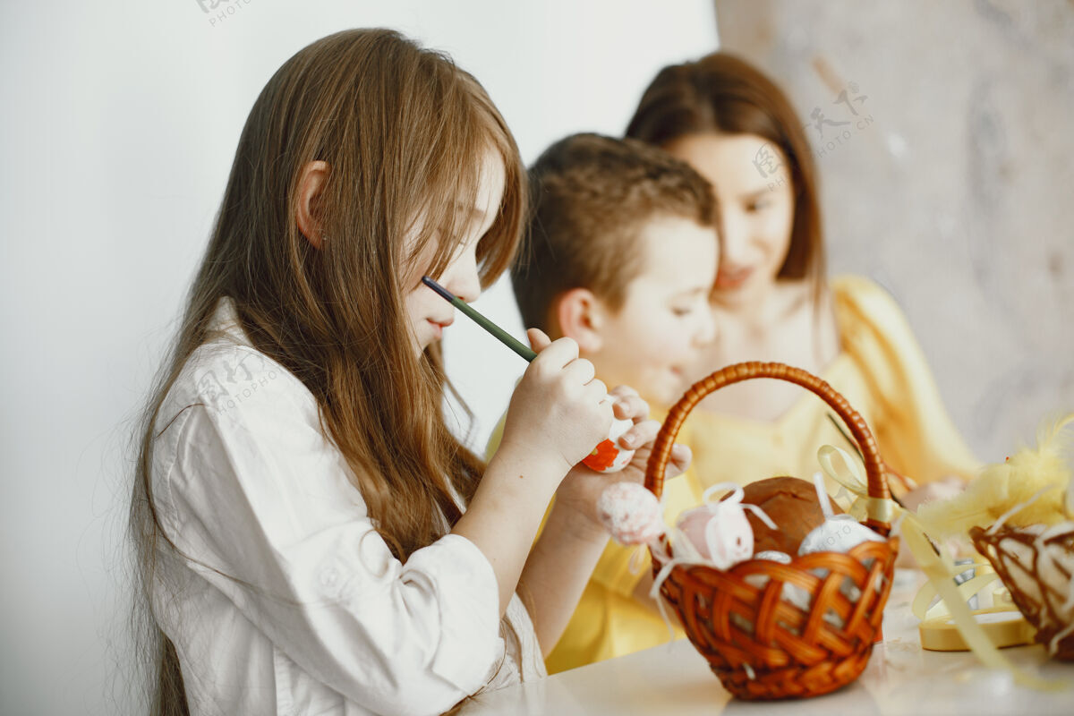 事件孩子们画鸡蛋妈妈教孩子们坐在一张白色的桌子旁小一起符号