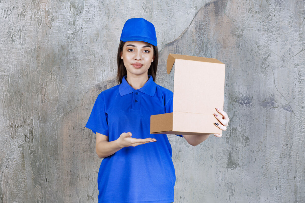 外卖穿着蓝色制服的女服务人员拿着一个打开的纸板箱快递员纸箱女士