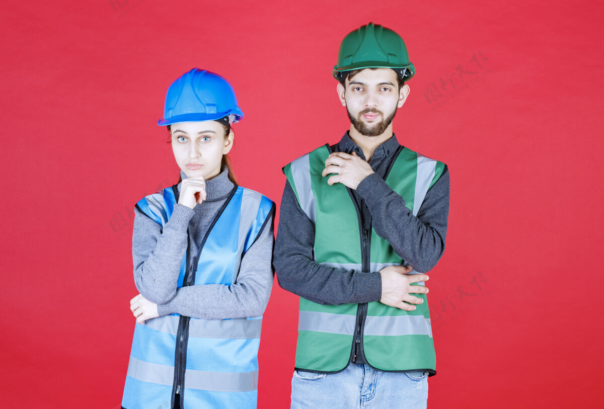 建筑师戴着头盔和装备的男女工程师看起来既困惑又体贴思维服装工人