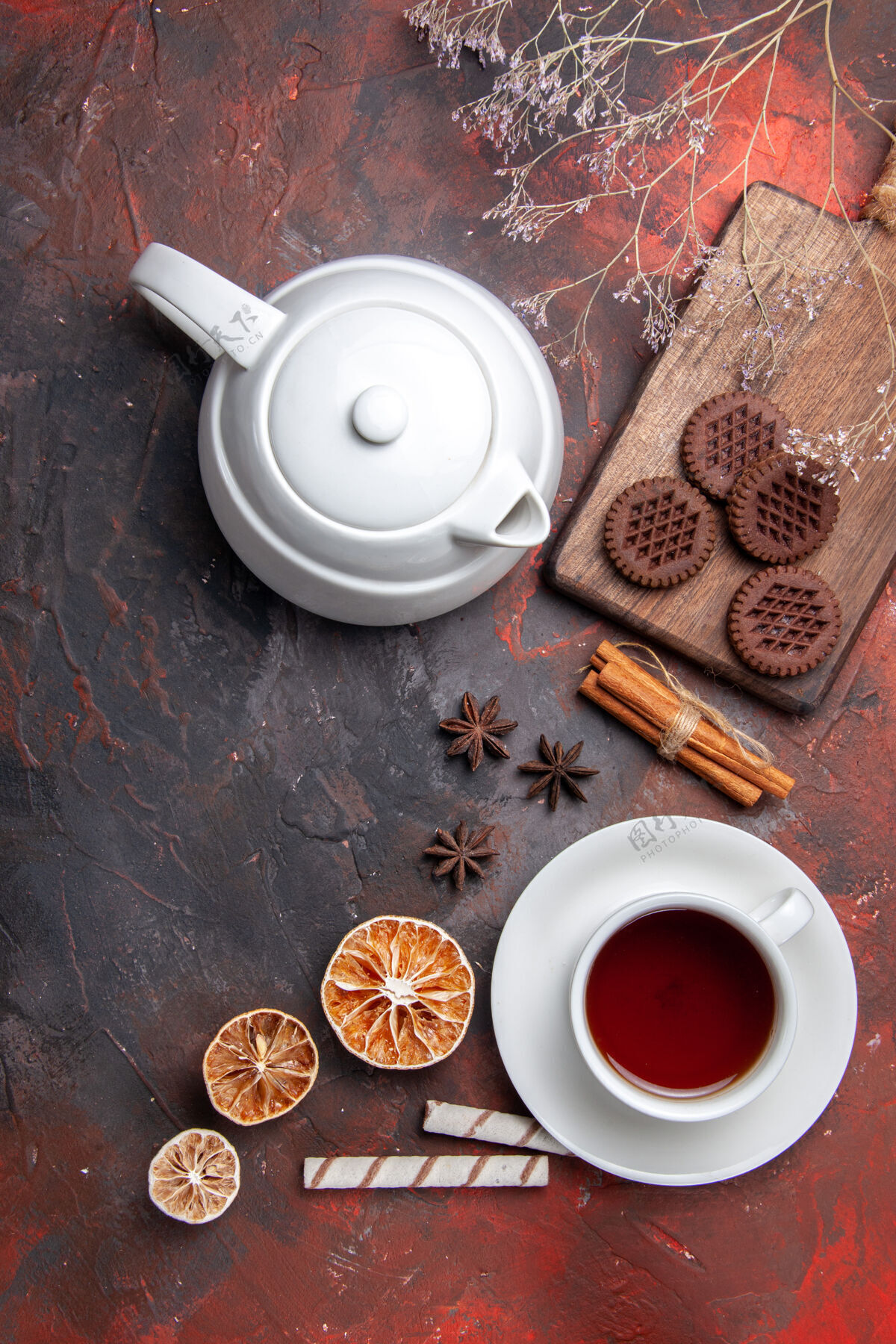 茶托一杯茶加巧克力饼干放在深色的茶几饼干上茶饼干早餐