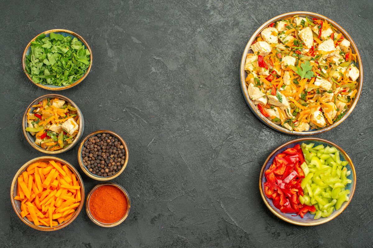 餐厅顶视图鸡肉沙拉与蔬菜在黑暗的桌子上饮食健康沙拉酱汁饮食蔬菜