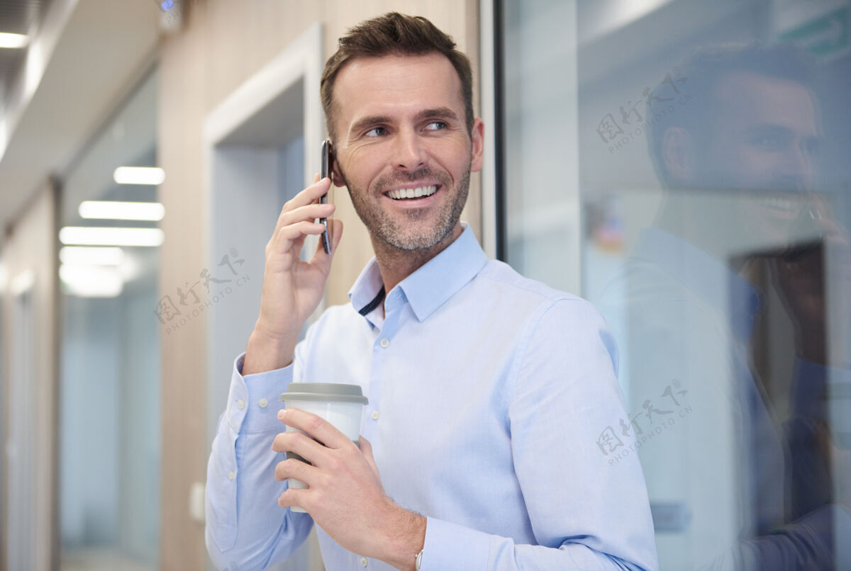 咖啡杯生意人上班打电话男士使用电话摩登