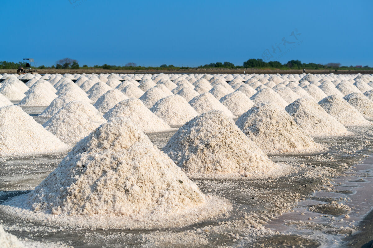 美丽泰国盐场的盐准备收割了空中堆海洋
