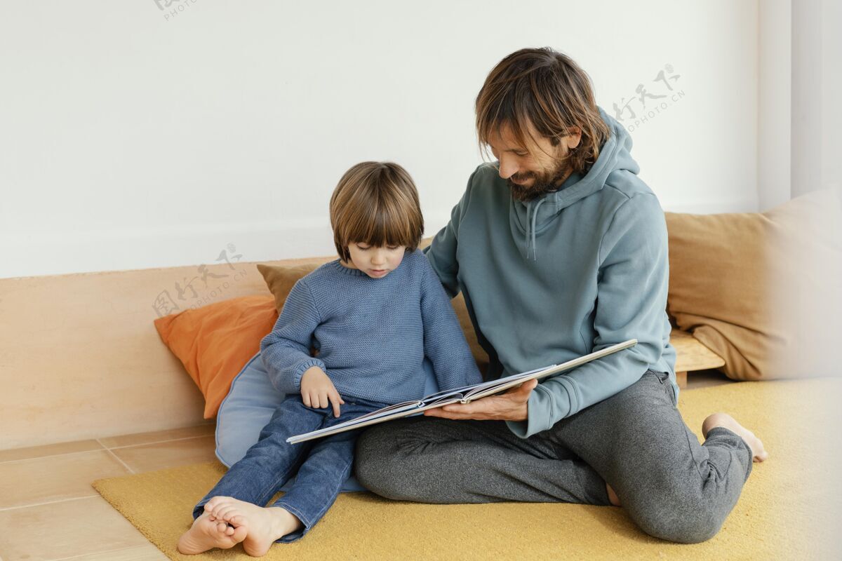 室内父子俩在看书父亲阅读活动