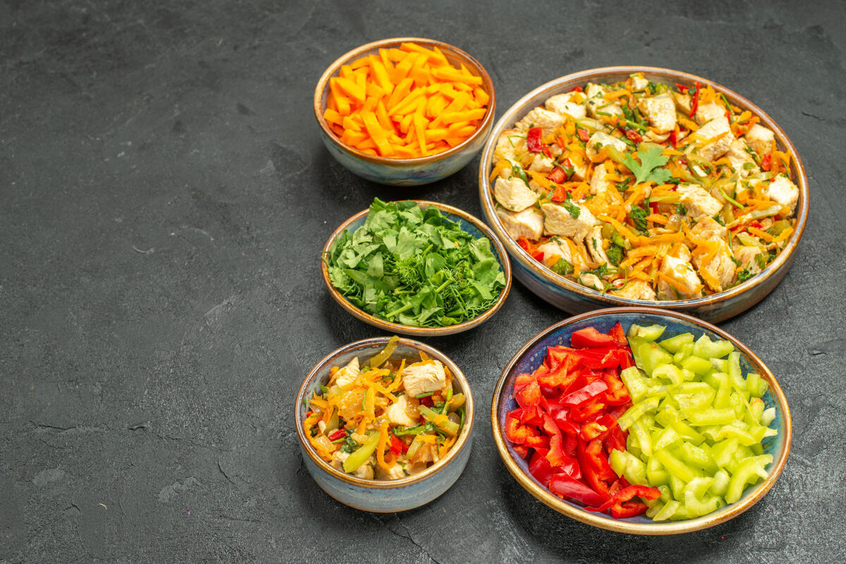 胡椒顶视图鸡肉沙拉蔬菜深灰色餐桌健康沙拉健康美食盘子