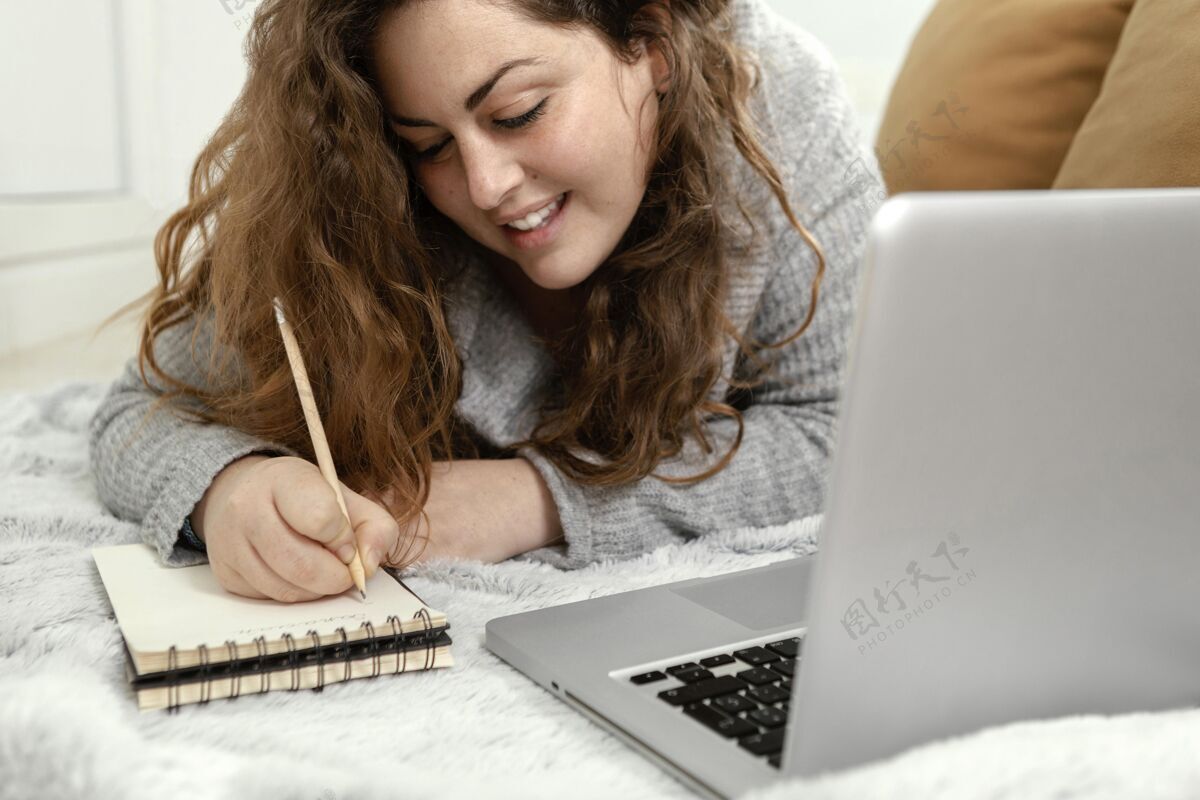 笔记本电脑女人在家用笔记本电脑活动笔记本室内