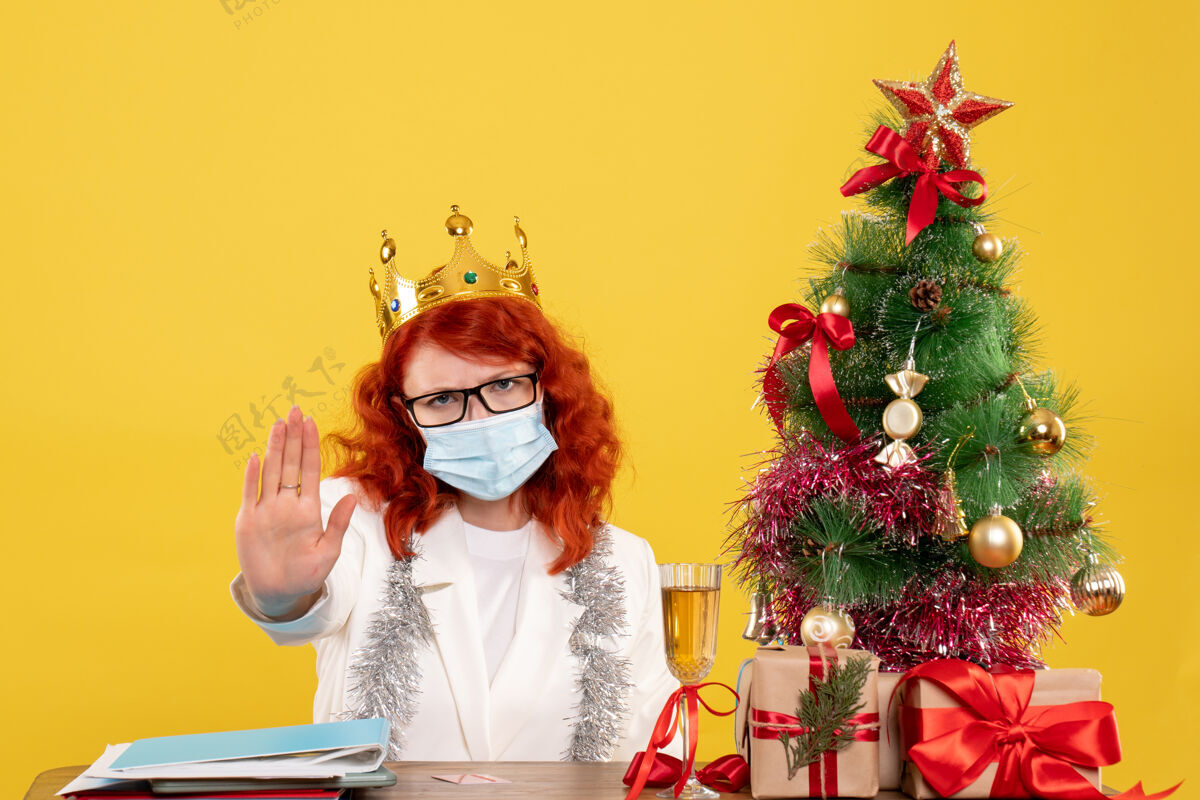 人圣诞节前后戴着无菌口罩的女医生呈现在眼前情绪肖像年份