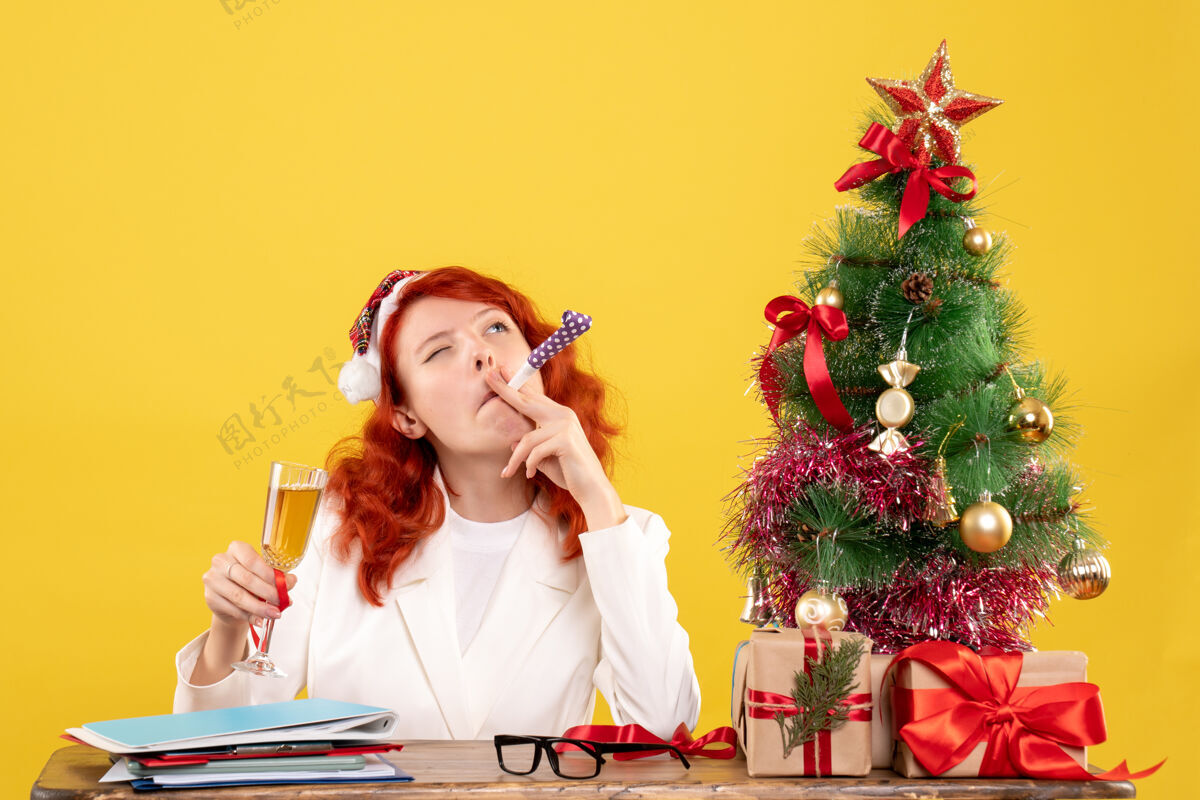 颜色正面图女医生坐着用香槟庆祝圣诞节年情绪微笑
