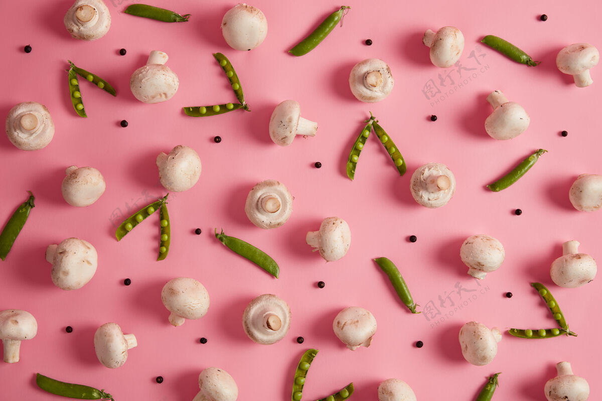 豌豆食品图案鲜香肠 黑胡椒和绿豌豆 粉红色背景奶油汤的烹饪原料生食素食 俯视图蔬菜蘑菇种子