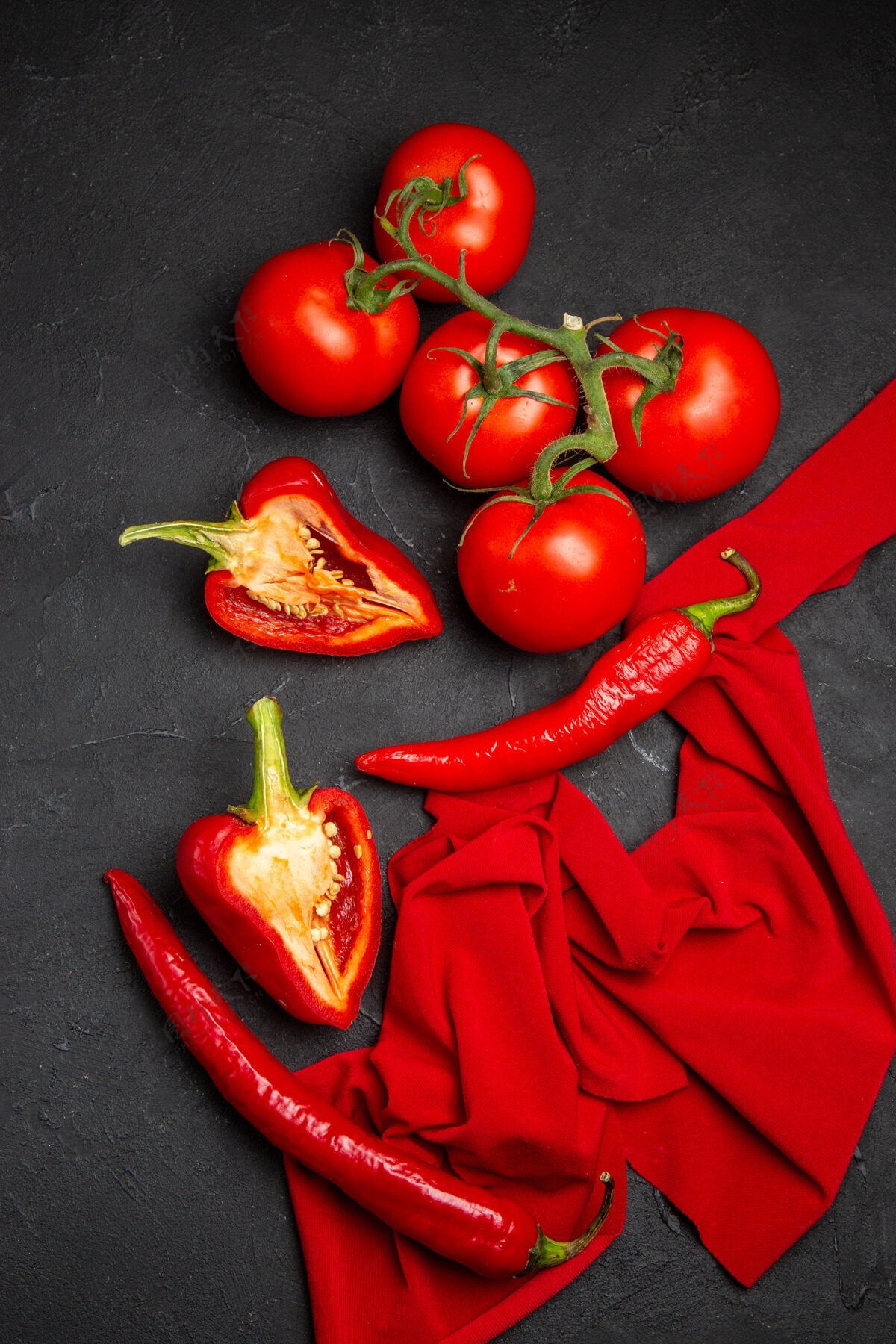健康顶视图蔬菜西红柿花梗辣椒甜椒在桌布上辣椒新鲜蔬菜