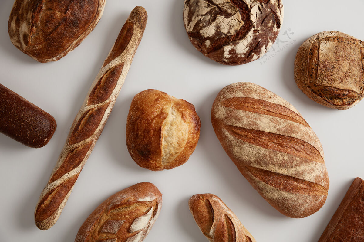 碳水化合物各式面包 面包 法式面包 小麦 黑麦发酵有机面粉 白色表面隔离烘焙和健康食品概念天然生物制品小麦法式面包扁平