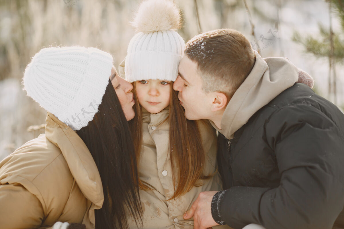 自然一家人在度假时戴着编织的冬帽衣服婴儿年轻