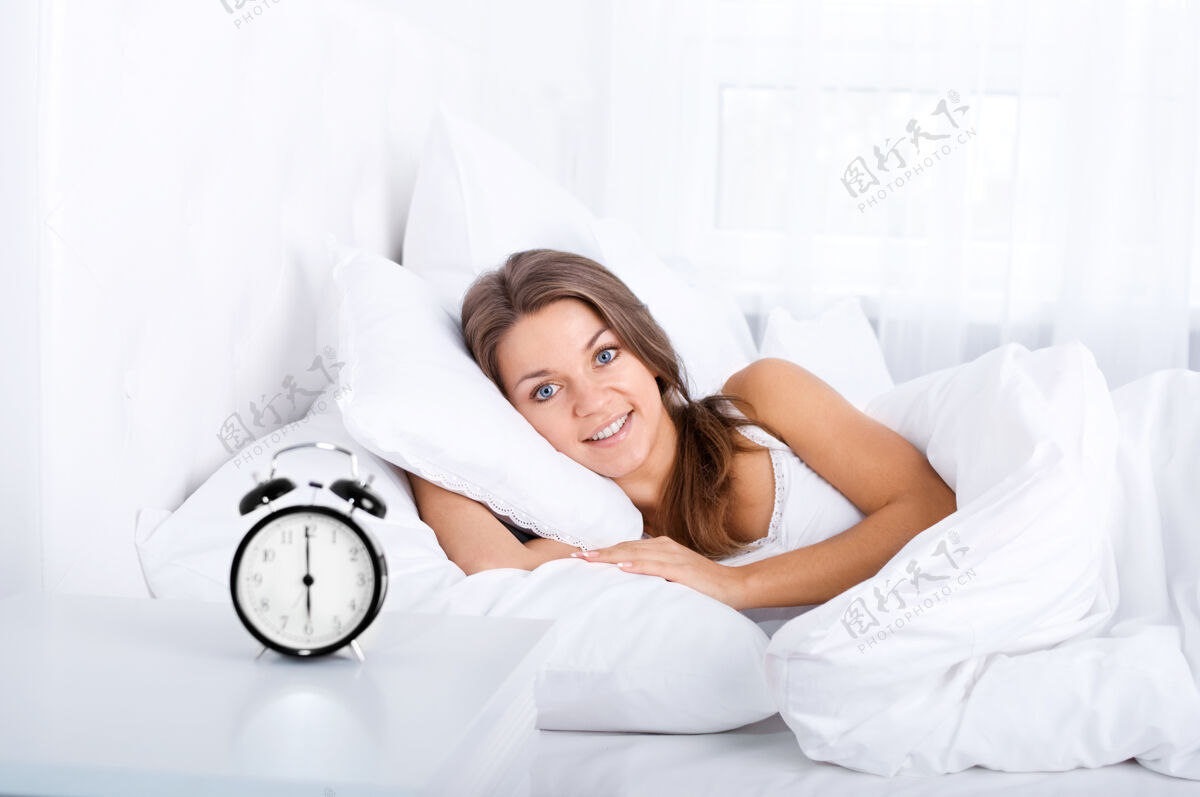 床床上的女人醒了人类手臂枕头睡觉