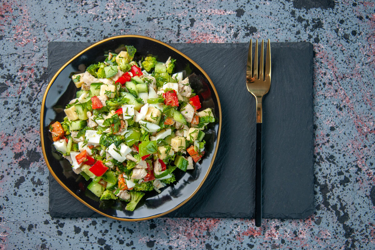 菜肴顶视图美味的蔬菜沙拉和餐具在黑暗的背景食物餐厅颜色午餐饮食健康成熟熟食晚餐食物