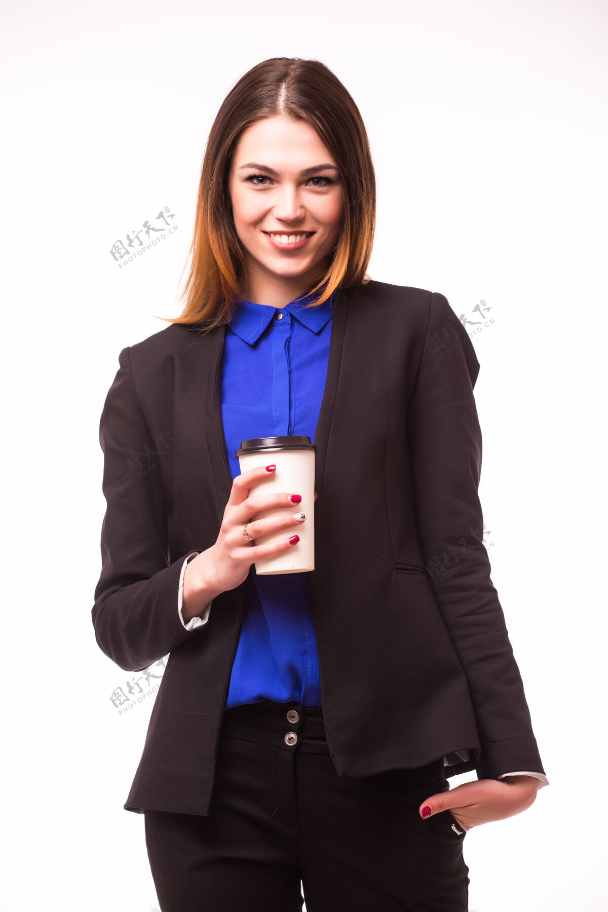 个人一位微笑的亚洲女商人的全长肖像 她带着笔记本电脑和一杯咖啡 孤零零地站在白色的墙上教育工作行政人员