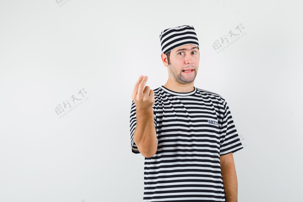 肖像男青年穿着t恤 戴着帽子做意大利手势 对愚蠢的问题感到不满 前视图问题人站立