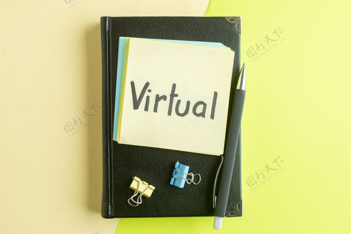 钢笔顶视图虚拟书面笔记与黑色记事本和笔在绿色背景上抄写工资工作学院商业色彩学校办公室记事本办公室笔记本