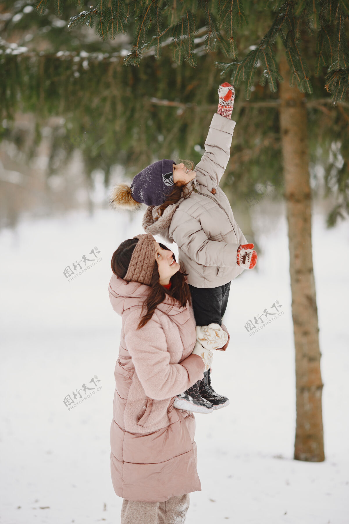 家庭公园里的女人和小女孩季节节日冬天
