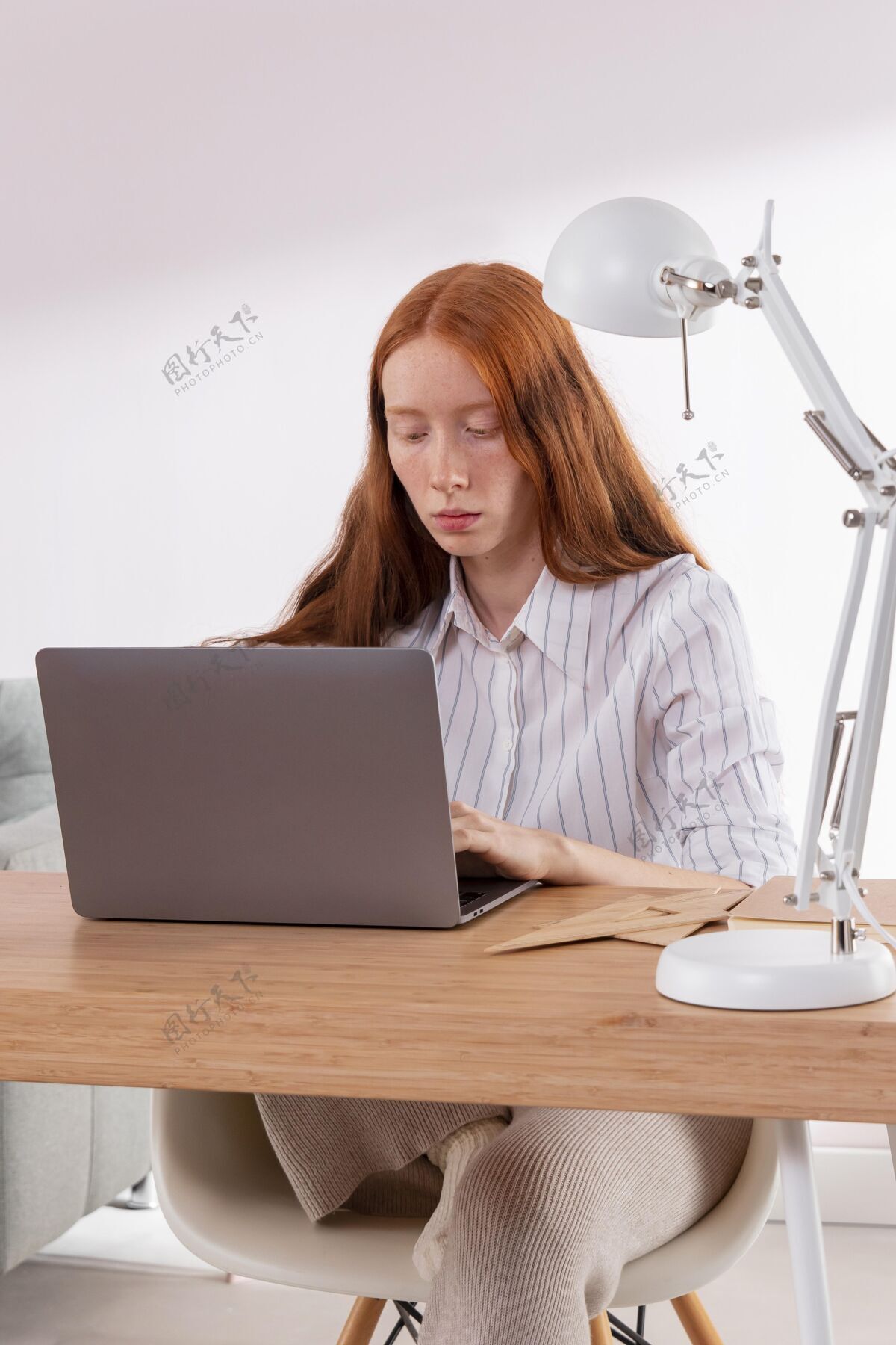 姿势在家里用笔记本电脑工作的女人女人笔记本电脑科技