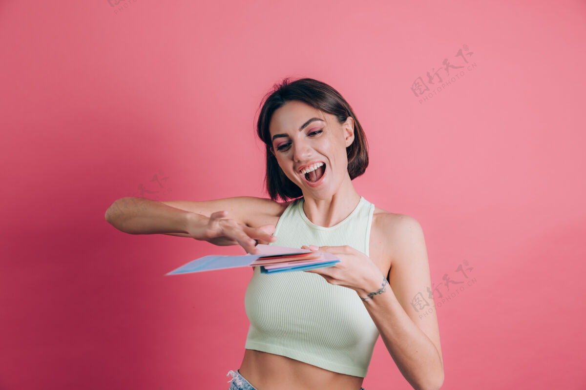 游戏粉色背景的女人在空中扔信真有趣发送欢呼微笑
