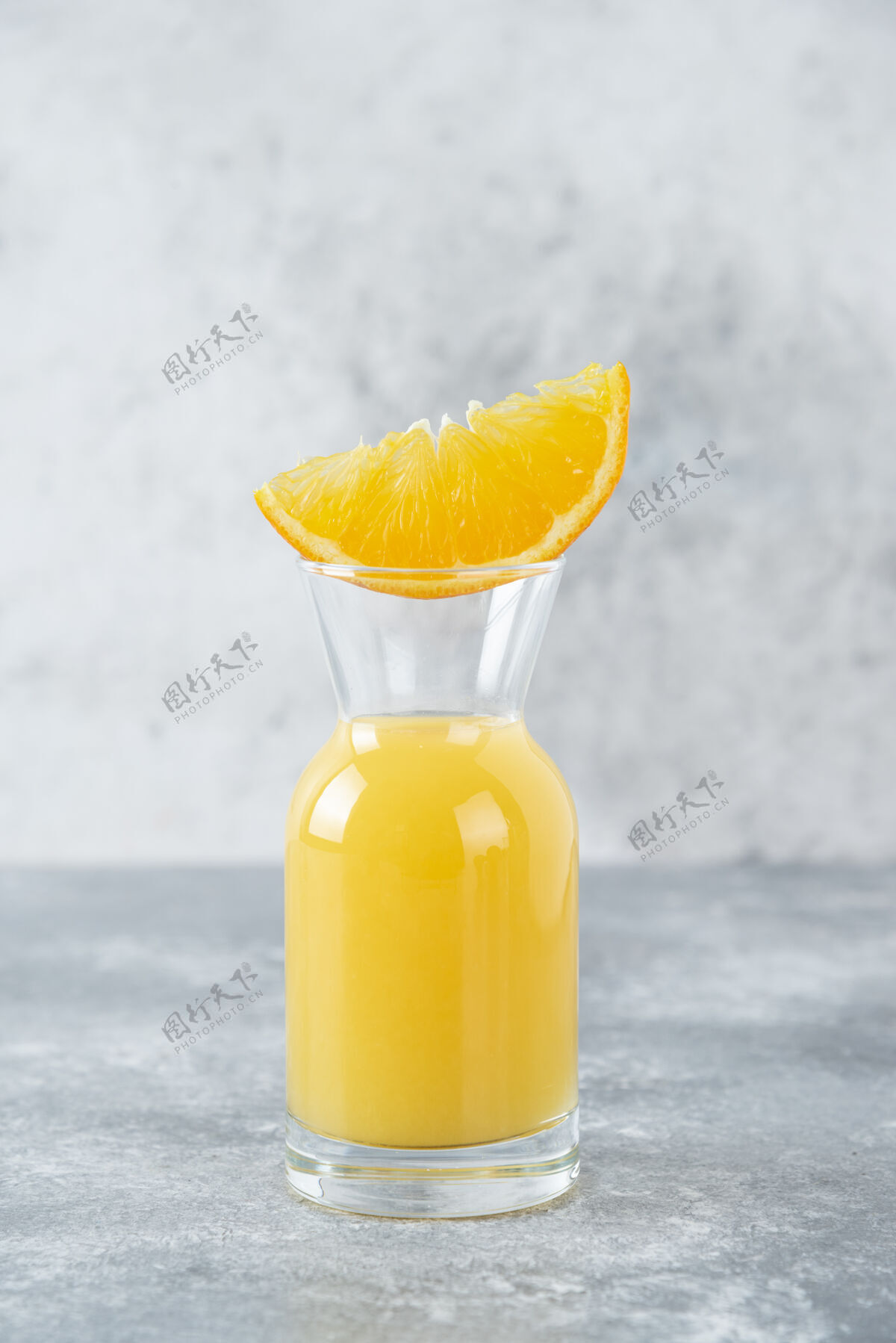 液体一杯果汁和一片橙子自然鸡尾酒切片