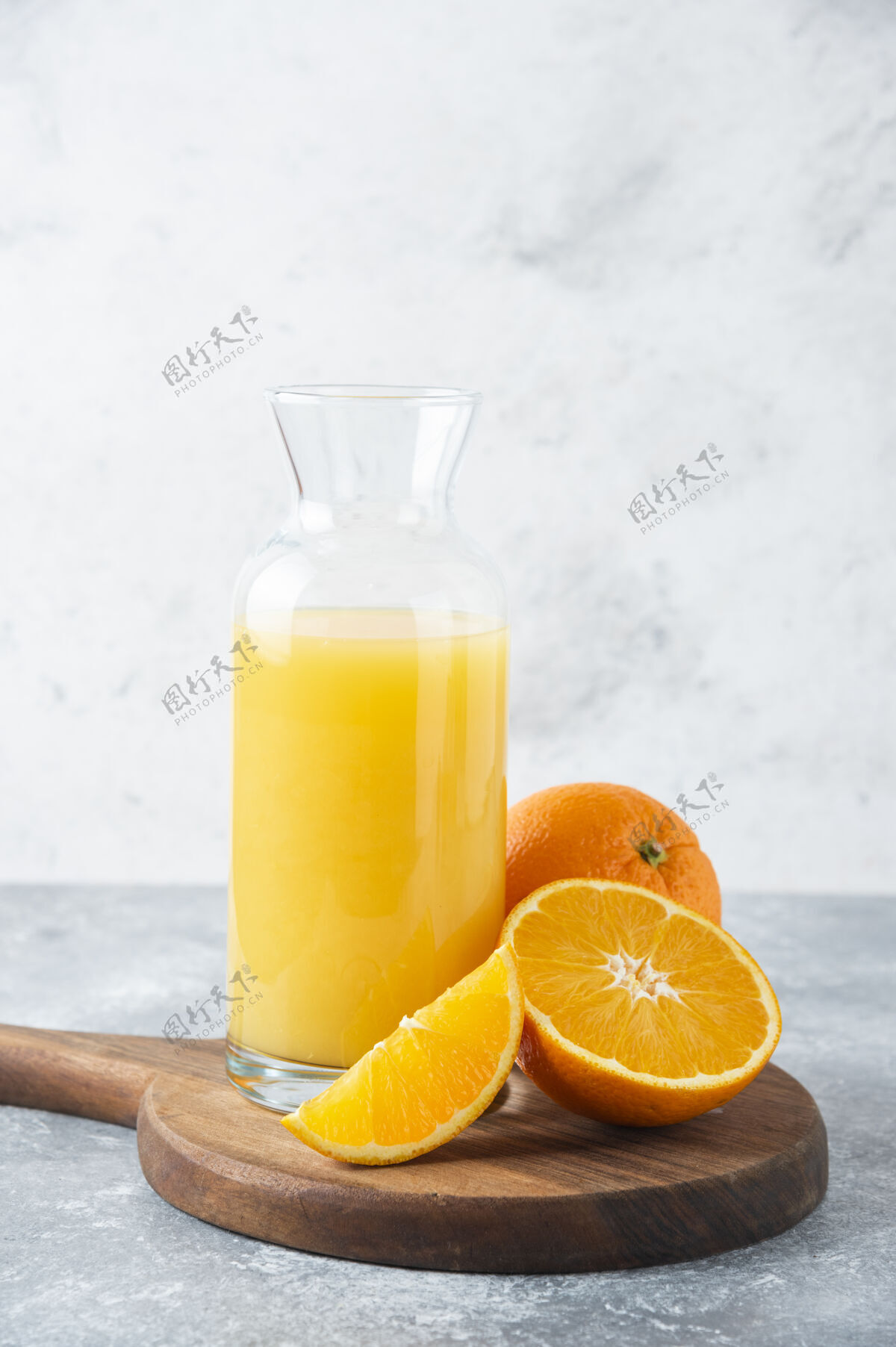 圆形一杯果汁和一片橙子刷新冷味道