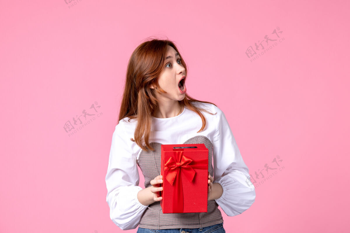 香水正面图：年轻女性 红色包装 粉色背景 三月横向感官礼品 香水 照片 金钱平等包装礼品礼品