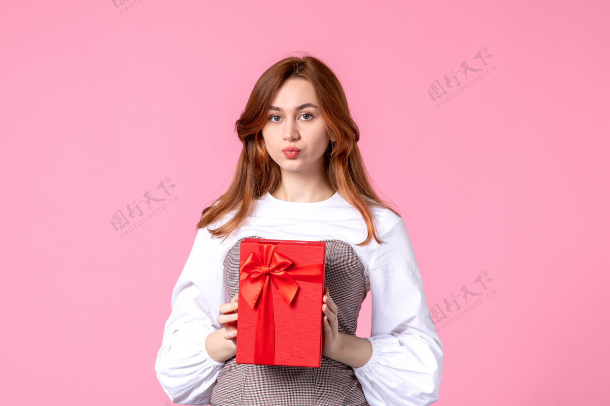 礼品正面图：年轻女性 红色包装 粉色背景 恋爱日期 三月 横向性感礼物 香水 女性照片 金钱平等礼品包装年轻女性