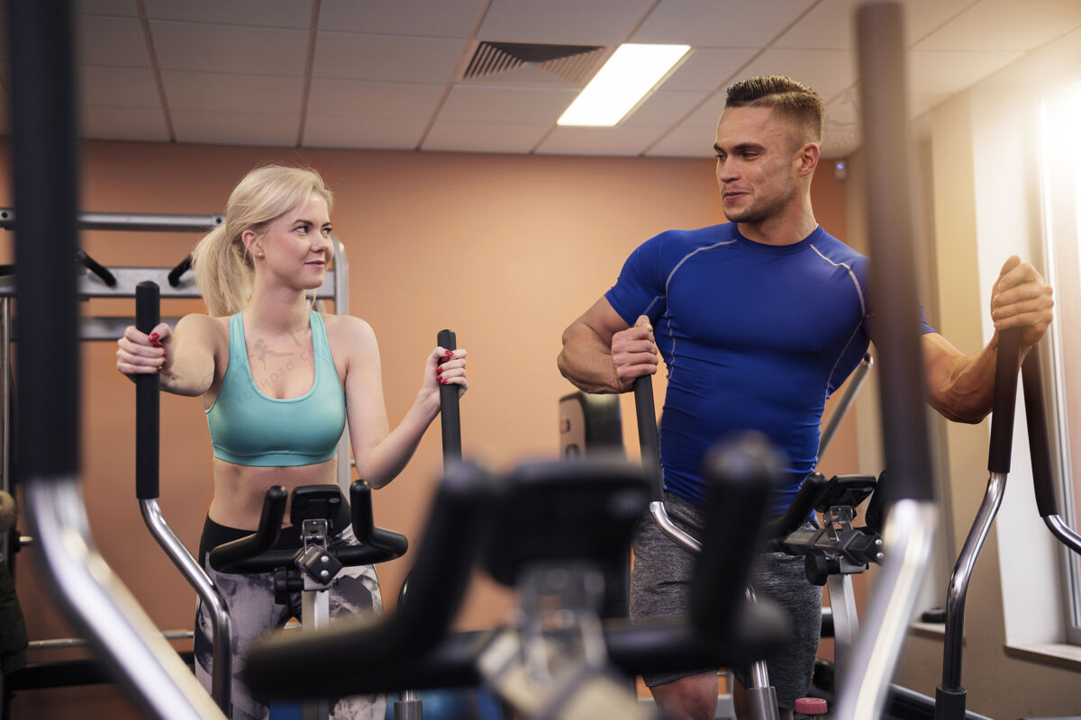 运动员男人和女人互相激励慢跑动机健身俱乐部