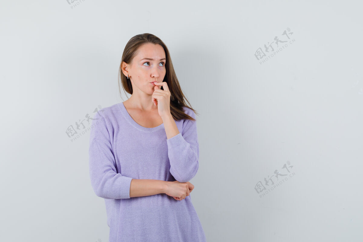 女士穿着淡紫色上衣思考的年轻女人 看起来很专注眼镜头发女性