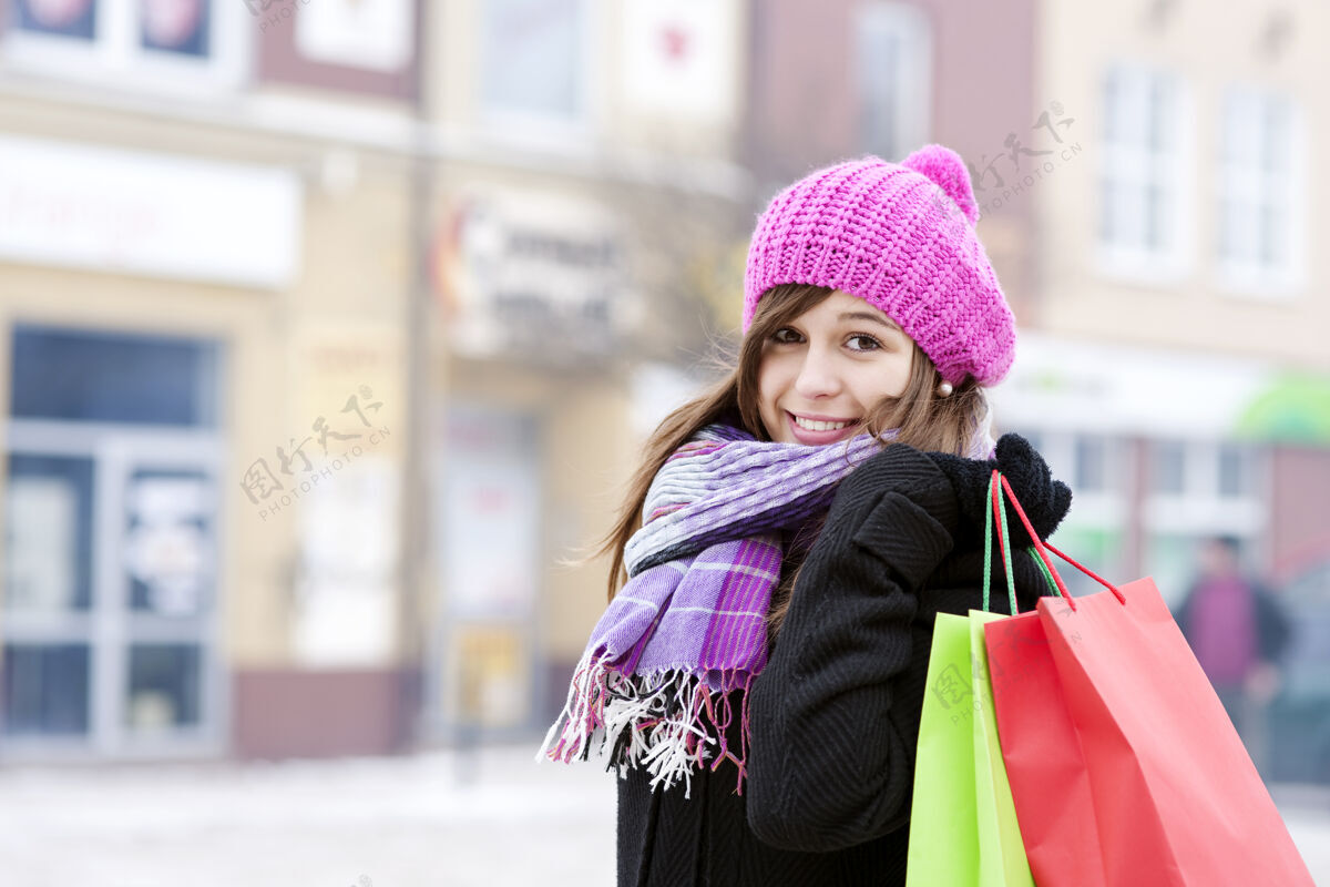 城市生活拿着购物袋的年轻女子销售礼品女人