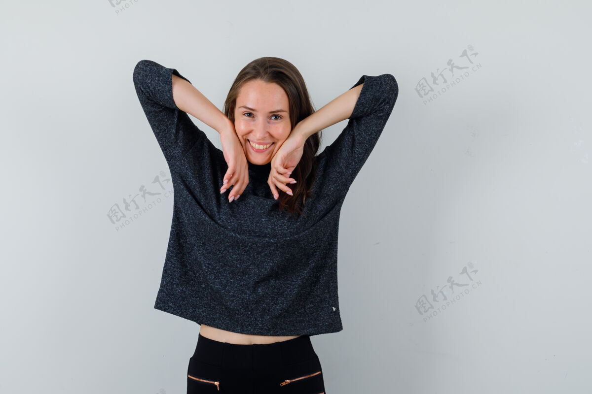 伸展穿衬衫的年轻女子伸着胳膊肘 看上去很高兴优雅手自信