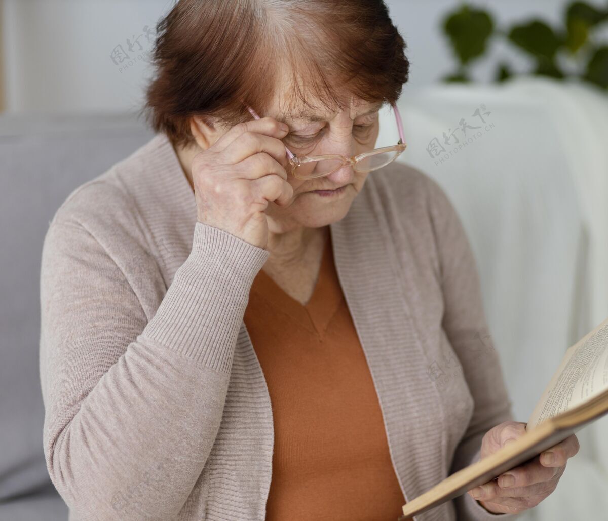 社会中等身材的女人在看书退休之家老年人生活方式