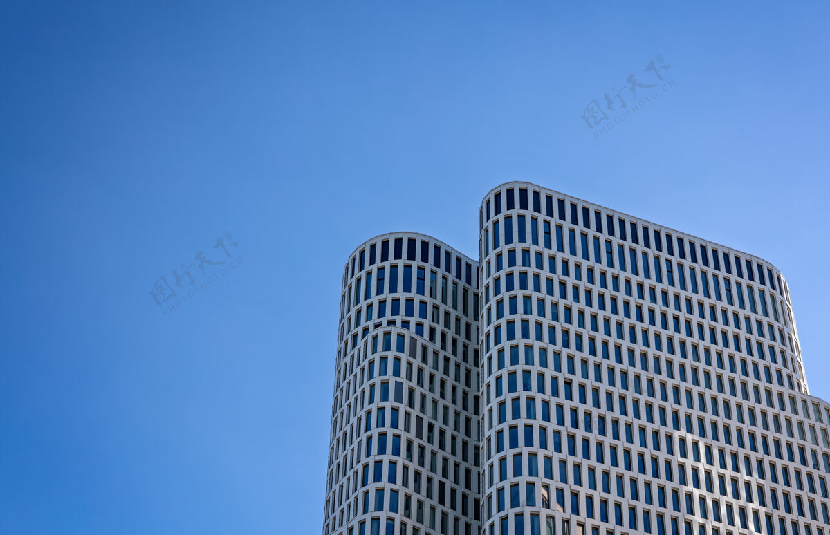 线路灰色的混凝土建筑高层办公楼大都市
