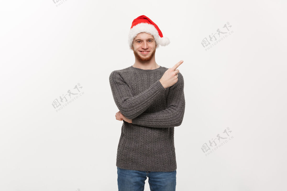 红色穿毛衣的年轻胡须男喜欢边玩边指指点点灰色温暖毛衣