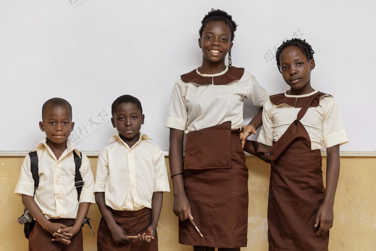 青年一群非洲孩子在课堂上站在一起学生孩子课堂