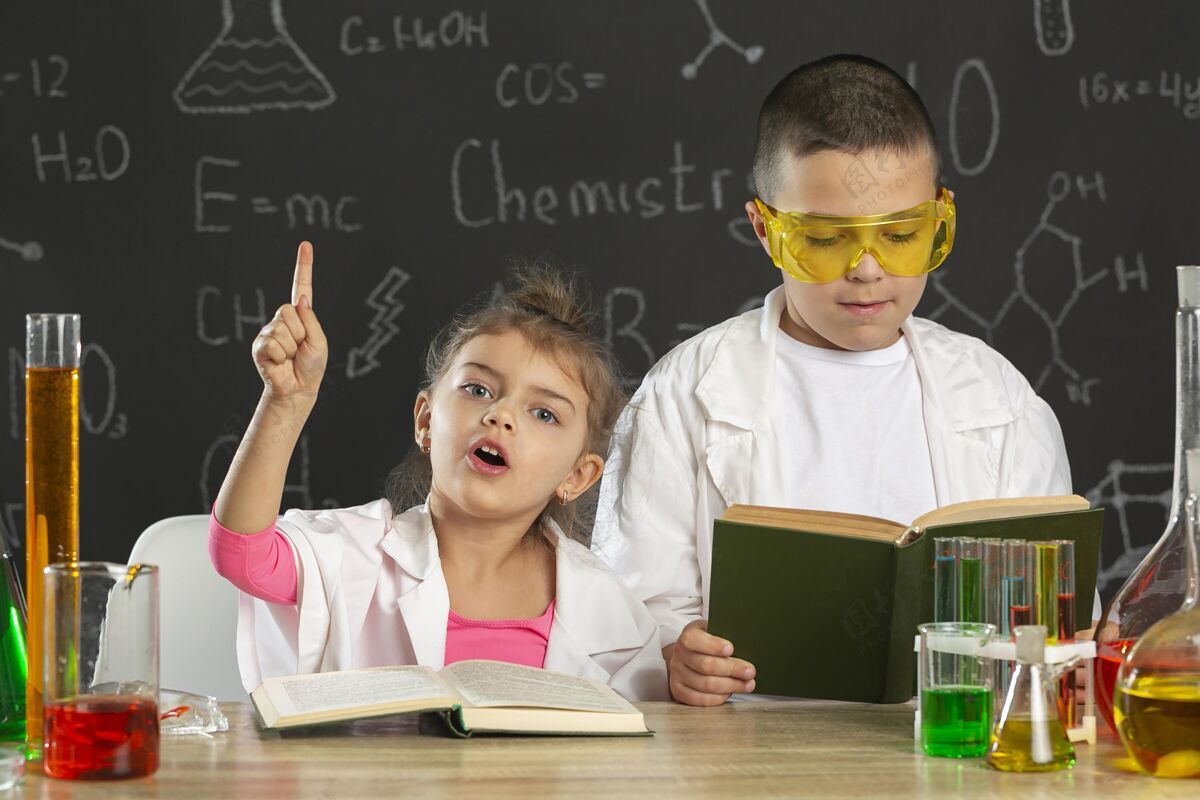 孩子孩子们在实验室做实验实验室实验室男孩