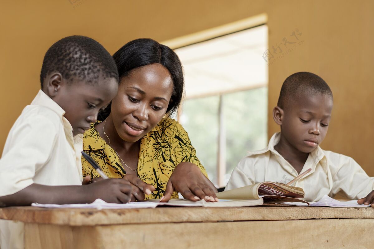非洲老师在课堂上帮助孩子们小学学校青年
