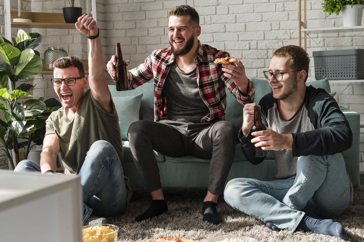 男人正面图是快乐的男性朋友在电视上吃比萨饼 喝啤酒 看体育比赛伙伴伙伴最好的伙伴