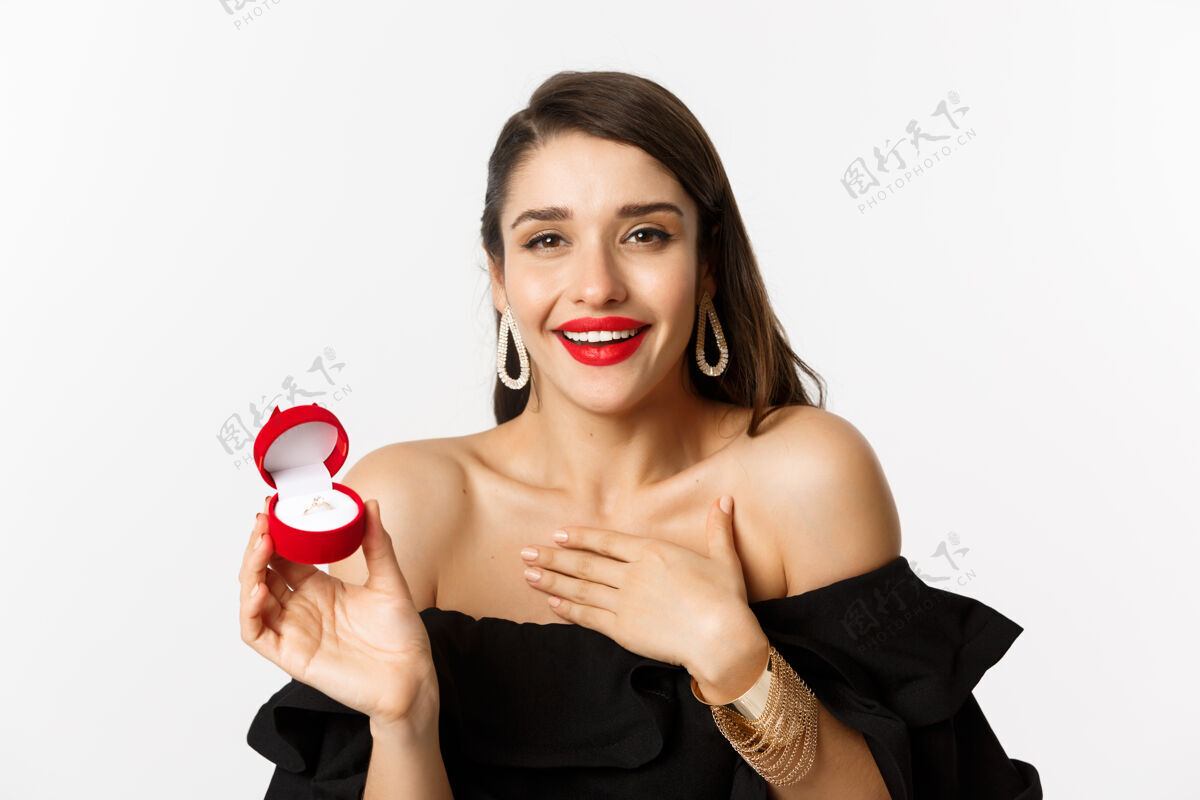 礼物幸福女人展示订婚戒指的特写镜头 接受求婚 答应 站在白色背景上魅力女性女性