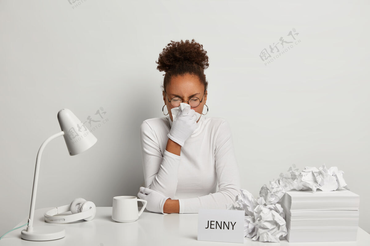 病人生病的上班族打喷嚏流鼻涕 有流感症状体温疾病高领毛衣