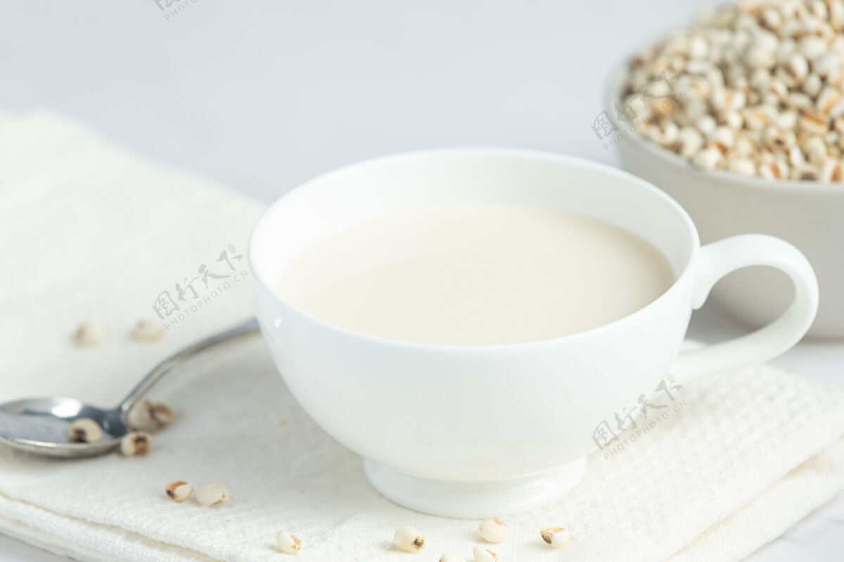 产品小米牛奶在玻璃杯里准备好了混合纤维牛奶